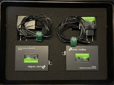 2x Gigabit-Ethernet-Medienkonverter inkl. Netzteil in Transportkoffer.JPG